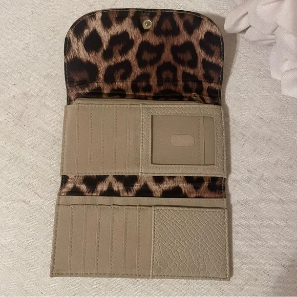 Tan/nude trifold wallet - Picture 2 of 5